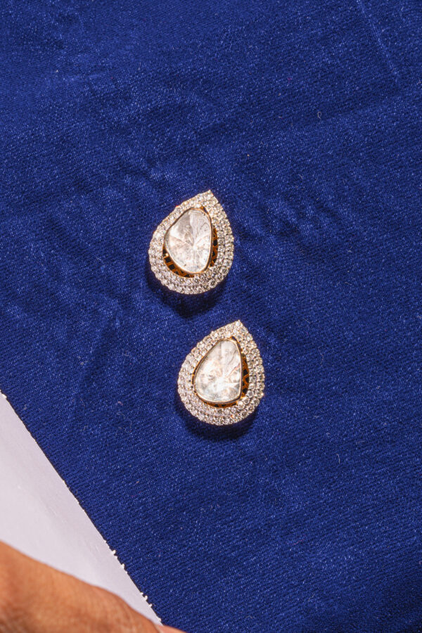 stud earrings pear-shaped