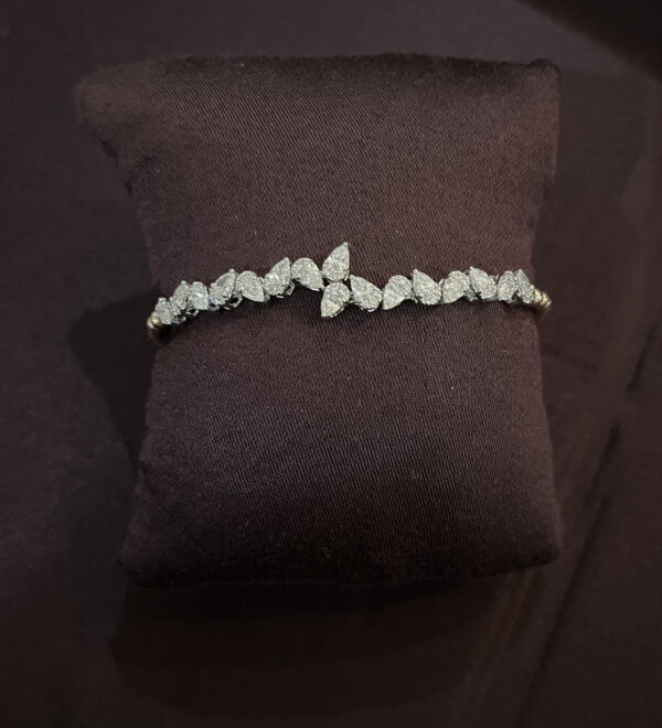 pear-cut diamonds bracelet