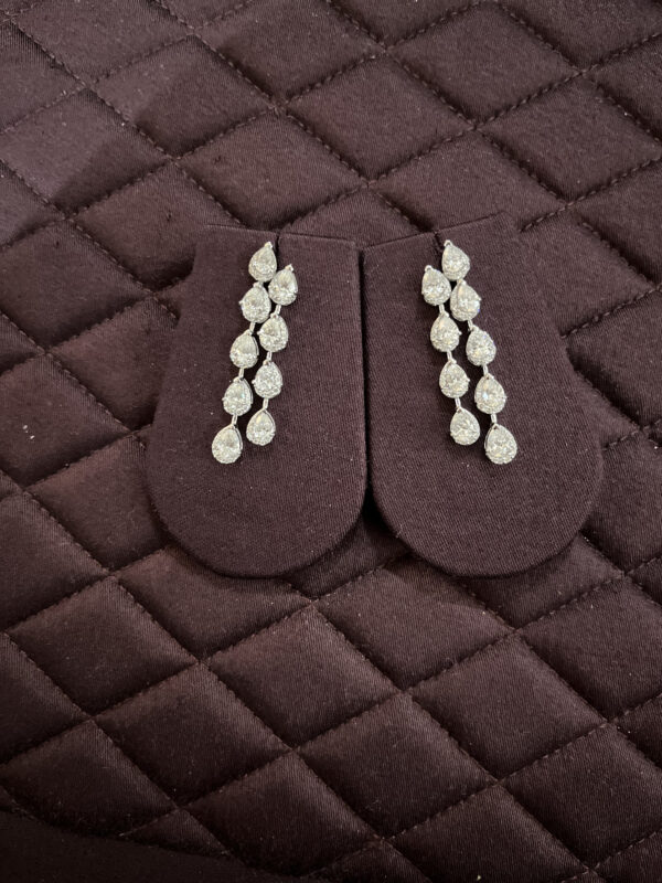 pear-shaped diamonds set